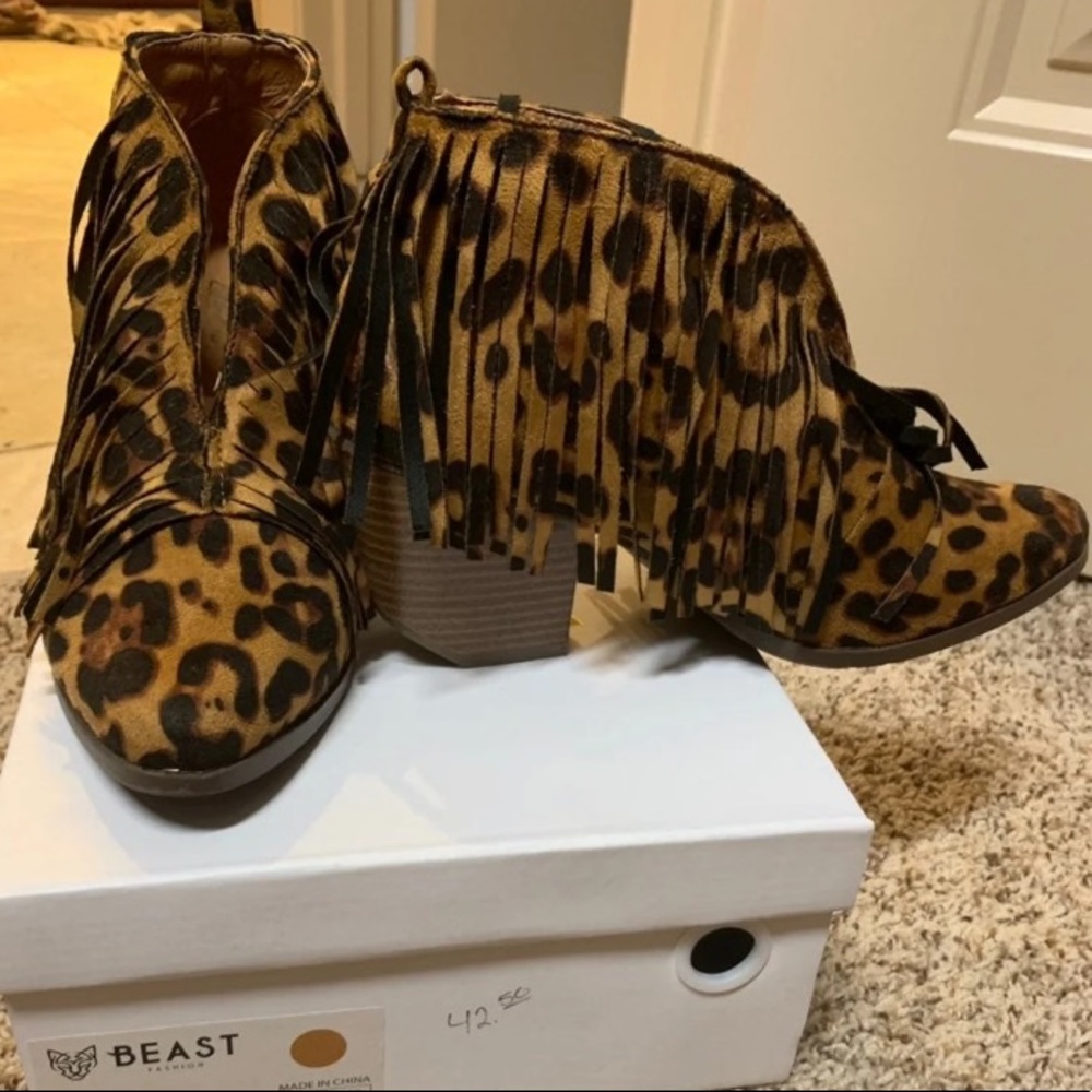 SOLD NIB Women’s Sz7 Cheetah/Fringe Booties